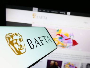 Stuttgart, Almanya - 07-14-2023: İnternet sitesinin önünde ekranda British Academy Film Awards (BAFTA) logosu bulunan akıllı telefon. Telefon ekranının merkez soluna odaklan.