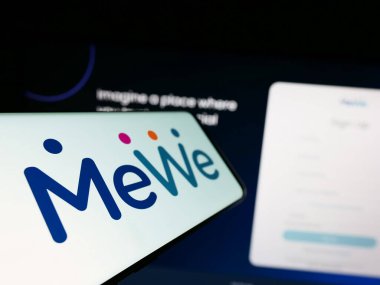 Stuttgart, Almanya - 07-14-2023: Web sitesi önünde ekranda Amerikan sosyal medya şirketi MeWe (Sgrouples Inc.) logosu bulunan cep telefonu. Telefon ekranının soluna odaklan.
