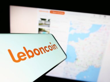 Stuttgart, Almanya - 07-13-2023: Fransız sınıflandırılmış reklam şirketi Leboncoin 'in logosunun yer aldığı cep telefonu iş sitesinin önünde ekranda. Telefon ekranının merkez soluna odaklan.