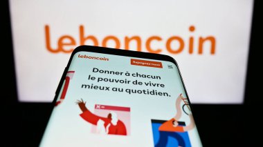 Stuttgart, Almanya - 07-13-2023: Fransız sınıflandırılmış reklam şirketi Leboncoin 'in web siteli akıllı telefon iş logosu önünde ekranda. Telefon ekranının sol üst kısmına odaklan.