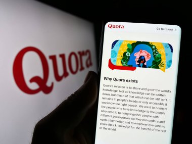 Stuttgart, Almanya - 07-13-2023: ABD 'li soru-cevap şirketi Quora Inc.' in web sayfası olan akıllı telefon sahibi kişi logonun önünde ekranda. Telefon ekranının merkezine odaklan.