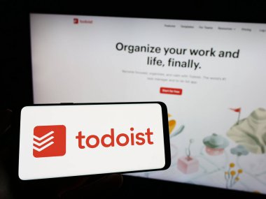 Stuttgart, Almanya - 07-12-2023: ABD 'li iş yönetimi şirketi Todoist' in logosunun bulunduğu cep telefonu web sayfası önünde ekranda. Telefon ekranına odaklan.