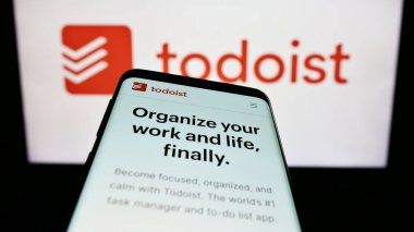 Stuttgart, Almanya - 07-12-2023: ABD 'li iş yönetimi şirketi Todoist' in (Doist Inc.) web sitesi bulunan akıllı telefon logonun önünde ekranda. Telefon ekranının sol üst kısmına odaklan.