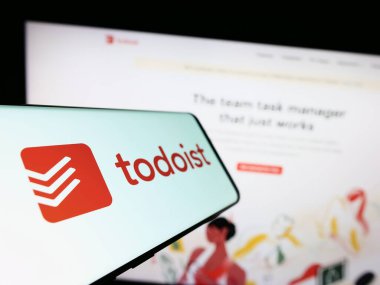 Stuttgart, Almanya - 07-12-2023: İnternet sitesi önünde üzerinde ABD 'li görev yönetimi şirketi Todoist' in logosu bulunan cep telefonu. Telefon ekranının merkez soluna odaklan.