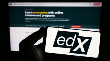 Stuttgart, Almanya - 07-12-2023: Amerikan e-öğrenim şirketi EdX LLC 'nin logosuna sahip kişi web sitesinin önünde ekranda. Telefon ekranına odaklan.