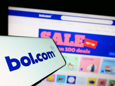 Stuttgart, Almanya - 07-11-2023: Hollandalı e-ticaret şirketi bol.com B.V. 'nin logosunun yer aldığı cep telefonu iş sitesinin önünde ekranda. Telefon ekranının merkez soluna odaklan.