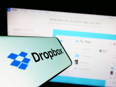 Stuttgart, Almanya - 07-11-2023: İnternet sitesinin önünde ekranda Amerikan dosya sunucu şirketi Dropbox Inc. 'in logosuna sahip akıllı telefon. Telefon ekranının merkez sağına odaklan.