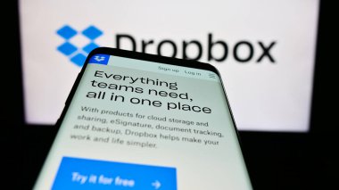 Stuttgart, Almanya - 07-11-2023: ABD 'li dosya sunucu şirketi Dropbox Inc.' in web sitesiyle birlikte cep telefonu iş logosu önünde ekranda. Telefon ekranının sol üst kısmına odaklan.