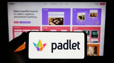 Stuttgart, Almanya - 07-11-2023: İnternet sitesi önünde üzerinde Edtech şirketi Wallwisher Inc. (Padlet) logosu bulunan kişi. Telefon ekranına odaklan.