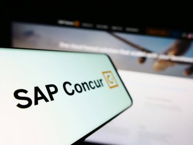 Stuttgart, Almanya - 07-11-2023: Gider yönetimi yazılımı logosu olan cep telefonu SAP Concur iş dünyasının web sitesinin önünde ekranda. Telefon ekranının soluna odaklan.