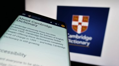 Stuttgart, Almanya - 07-11-2023: Cambridge sözlüğünün web sayfası logonun önünde. Telefon ekranının sol üst kısmına odaklan.
