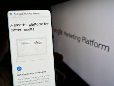 Stuttgart, Almanya - 07-11-2023: Reklam ürünü Google Marketing Platform 'un web sayfası ve logosu olan akıllı telefon sahibi kişi. Telefon ekranının merkezine odaklan.