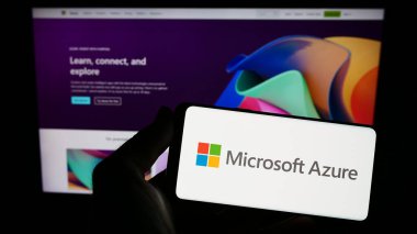 Stuttgart, Almanya - 07-11-2023: İnternet sitesinin önünde ekranda, üzerinde bulut bilgisayar platformu logosu olan akıllı telefon tutan kişi. Telefon ekranına odaklan.