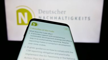 Stuttgart, Almanya - 07-11-2023: Logonun önünde Deutscher Nachhaltigkeitskodex (DNK) web sitesi bulunan akıllı telefon. Telefon ekranının sol üst kısmına odaklan.