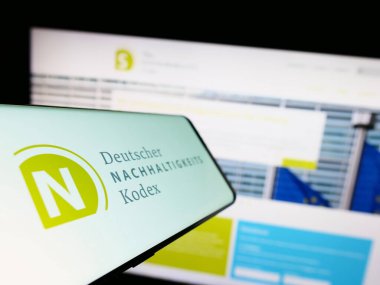 Stuttgart, Almanya - 07-11-2023: İnternet sitesinin önünde üzerinde Deutscher Nachhaltigkeitskodex (DNK) logosu bulunan cep telefonu. Telefon ekranının merkez soluna odaklan.