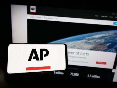 Stuttgart, Almanya - 07-11-2023: ABD haber ajansı Associated Press 'in (AP) logosunun bulunduğu cep telefonu web sayfası önünde ekranda. Telefon ekranına odaklan.