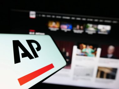 Stuttgart, Almanya - 07-11-2023: İnternet sitesi önünde ekranda ABD haber ajansı Associated Press 'in (AP) logosu bulunan cep telefonu. Telefon ekranının merkez soluna odaklan.