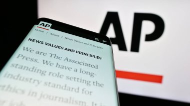 Stuttgart, Almanya - 07-11-2023: ABD 'li haber ajansı Associated Press' in (AP) web sitesiyle birlikte cep telefonu logo önünde ekranda. Telefon ekranının sol üst kısmına odaklan.