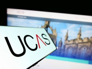 Stuttgart, Almanya - 07-09-2023: İnternet sitesi önünde ekranda Üniversiteler ve Üniversiteler Kabul Servisi (UCAS) logosu bulunan akıllı telefon. Telefon ekranının merkez soluna odaklan.