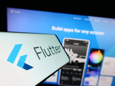 Stuttgart, Almanya - 07-09-2023: Web sitesinin önünde ekranda UI yazılım geliştirme kiti Flutter (Google) logosu bulunan cep telefonu. Telefon ekranının merkez soluna odaklan.