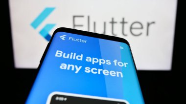 Stuttgart, Almanya - 07-09-2023: UI yazılım geliştirme kiti Flutter (Google) web sayfalı akıllı telefon logonun önünde ekranda. Telefon ekranının sol üst kısmına odaklan.