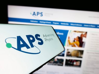 Stuttgart, Almanya - 07-09-2023: Web sitesi önünde ekranda Amerikan Fizik Toplumu (APS) logosu bulunan akıllı telefon. Telefon ekranının merkezine odaklan.