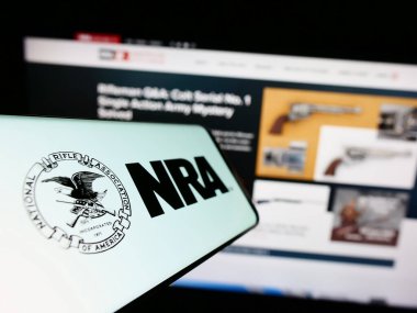 Stuttgart, Almanya - 07-09-2023: İnternet sitesinin önünde ekranda Ulusal Tüfek Birliği (NRA) logosu bulunan cep telefonu. Telefon ekranının merkez soluna odaklan.