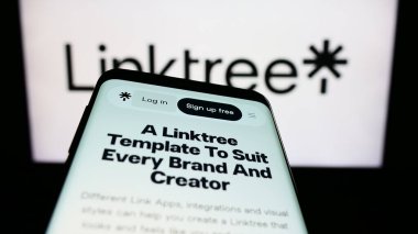 Stuttgart, Almanya - 07-09-2023: Avustralyalı İnternet şirketi Linktree Pty 'nin web sayfası ile cep telefonu. Ltd. Logonun önünde ekranda. Telefon ekranının sol üst kısmına odaklan.