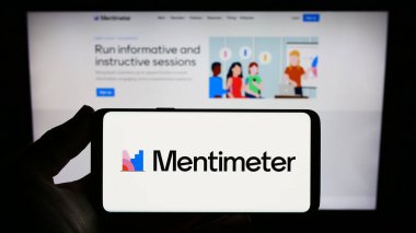 Stuttgart, Almanya - 07-09-2023: Web sitesinin önünde ekranda sunum yazılım şirketi Mentimeter 'in logosunu taşıyan kişi. Telefon ekranına odaklan.