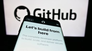 Stuttgart, Almanya - 07-09-2023: ABD 'li yazılım geliştirme şirketi GitHub Inc.' in web sayfalı cep telefonu iş logosu önünde ekranda. Telefon ekranının sol üst kısmına odaklan.