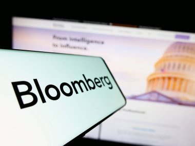 Stuttgart, Almanya - 07-09-2023: İnternet sitesi önünde ekranda Bloomberg L.P. adlı Amerikan finans veri şirketinin logosuna sahip akıllı telefon. Telefon ekranının merkez soluna odaklan.