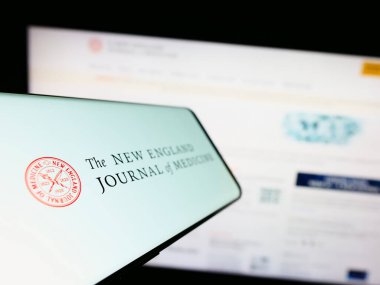 Stuttgart, Almanya - 07-09-2023: İnternet sitesinin önünde ekranda The New England Journal of Medicine (NEJM) logosu bulunan cep telefonu. Telefon ekranının soluna odaklan.