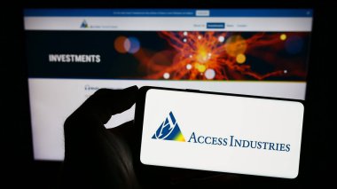 Stuttgart, Almanya - 07-08-2023: Amerikan holding şirketi Access Industries Inc. 'in logosunun bulunduğu cep telefonu web sayfasının önünde ekranda. Telefon ekranına odaklan.