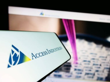 Stuttgart, Almanya - 07-08-2023: Web sitesinin önünde ekranda Amerikan holding şirketi Access Industries Inc. 'in logosunun olduğu cep telefonu. Telefon ekranının merkez soluna odaklan.