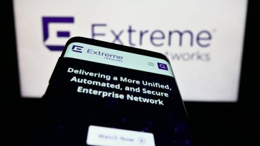 Stuttgart, Almanya - 07-08-2023: ABD 'li ağ şirketi Extreme Networks Inc.' in web sitesi ile cep telefonu iş logosu önünde ekranda. Telefon ekranının sol üst kısmına odaklan.