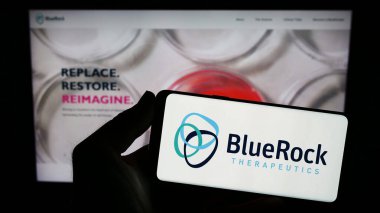 Stuttgart, Almanya - 07-08-2023: ABD 'li biyoteknoloji şirketi BlueRock Therapeutics LP' nin logosunu taşıyan kişi web sitesinin önünde ekranda. Telefon ekranına odaklan.
