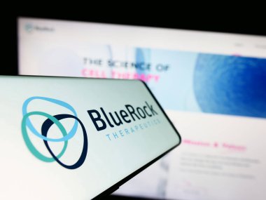 Stuttgart, Almanya - 07-08-2023: ABD 'li biyoteknoloji şirketi BlueRock Therapeutics LP' nin logosuna sahip cep telefonu web sitesinin önünde ekranda. Telefon ekranının merkez soluna odaklan.