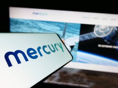 Stuttgart, Almanya - 07-08-2023: Amerikan savunma şirketi Mercury Systems Inc. 'in logosunu içeren cep telefonu web sitesinin önünde ekranda. Telefon ekranının merkez soluna odaklan.