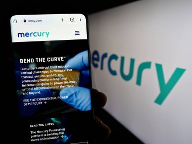 Stuttgart, Almanya - 07-08-2023: ABD 'li savunma şirketi Mercury Systems Inc.' in web sayfası olan cep telefonu logonun önünde ekranda. Telefon ekranının merkezine odaklan.