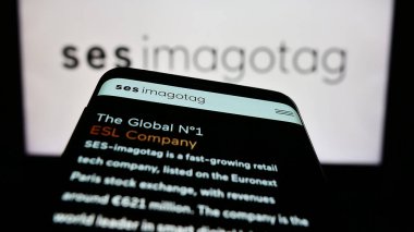Stuttgart, Almanya - 07-08-2023: Fransız etiketleme şirketi SES-imagotag S.A. 'nın web sitesine sahip akıllı telefon iş logosu önünde ekranda. Telefon ekranının sol üst kısmına odaklan.