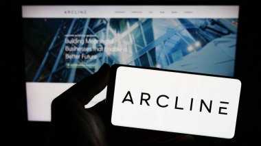 Stuttgart, Almanya - 07-08-2023: ABD 'li Arcline Investment Management LP logosuna sahip akıllı telefon sahibi kişi web sitesi önünde ekranda. Telefon ekranına odaklan.