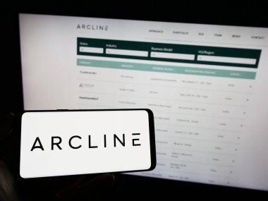 Stuttgart, Almanya - 07-08-2023: Amerikan şirketi Arcline Investment Management LP 'nin logosunun bulunduğu cep telefonu web sayfası önünde ekranda. Telefon ekranına odaklan.
