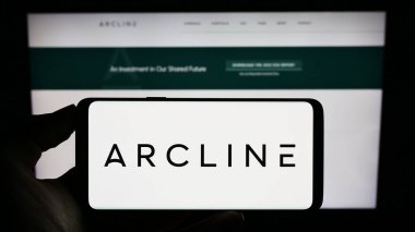Stuttgart, Almanya - 07-08-2023: ABD 'li Arcline Investment Management LP logosuyla cep telefonu sahibi kişi iş sayfası önünde ekranda. Telefon ekranına odaklan.