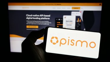 Stuttgart, Almanya - 07-08-2023: Pismo Solucoes Tecnologicas Ltda şirketinin logosuna sahip cep telefonu sahibi kişi. İş sayfasının önündeki ekranda. Telefon ekranına odaklan.