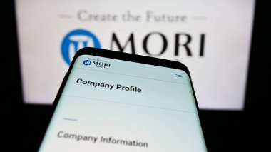 Stuttgart, Almanya - 07-08-2023: Japon emlak şirketi Mori Trust Co. Ltd. nin web sitesiyle birlikte logo önünde ekranda. Telefon ekranının sol üst kısmına odaklan.