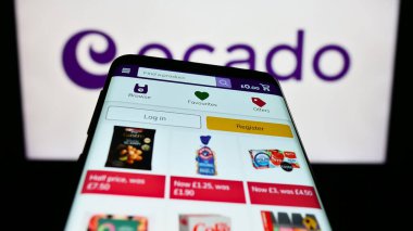 Stuttgart, Almanya - 07-08-2023: İngiliz e-ticaret şirketi Ocado Retail Limited 'in web sayfalı akıllı telefon logonun önünde ekranda. Telefon ekranının sol üst kısmına odaklan.