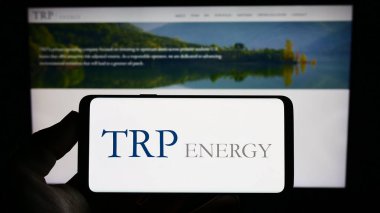 Stuttgart, Almanya - 07-08-2023: İnternet sayfasının önünde ekranda Amerikan petrol ve gaz şirketi TRP Energy LLC 'nin logosunu taşıyan cep telefonu sahibi kişi. Telefon ekranına odaklan.