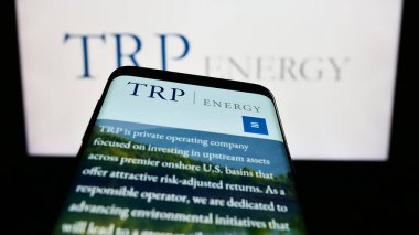 Stuttgart, Almanya - 07-08-2023: ABD 'li petrol ve doğalgaz şirketi TRP Energy LLC' nin web sitesi olan cep telefonu iş logosu önünde ekranda. Telefon ekranının sol üst kısmına odaklan.