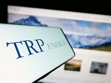Stuttgart, Almanya - 07-08-2023: İnternet sitesinin önünde ekranda Amerikan petrol ve doğalgaz şirketi TRP Energy LLC 'nin logosuna sahip akıllı telefon. Telefon ekranının merkez soluna odaklan.
