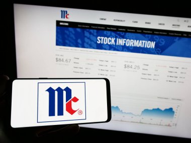 Stuttgart, Almanya - 07-08-2023: Amerikan McCormick Company Incorporated şirketinin logosunun bulunduğu cep telefonu web sayfasının önünde ekranda. Telefon ekranına odaklan.